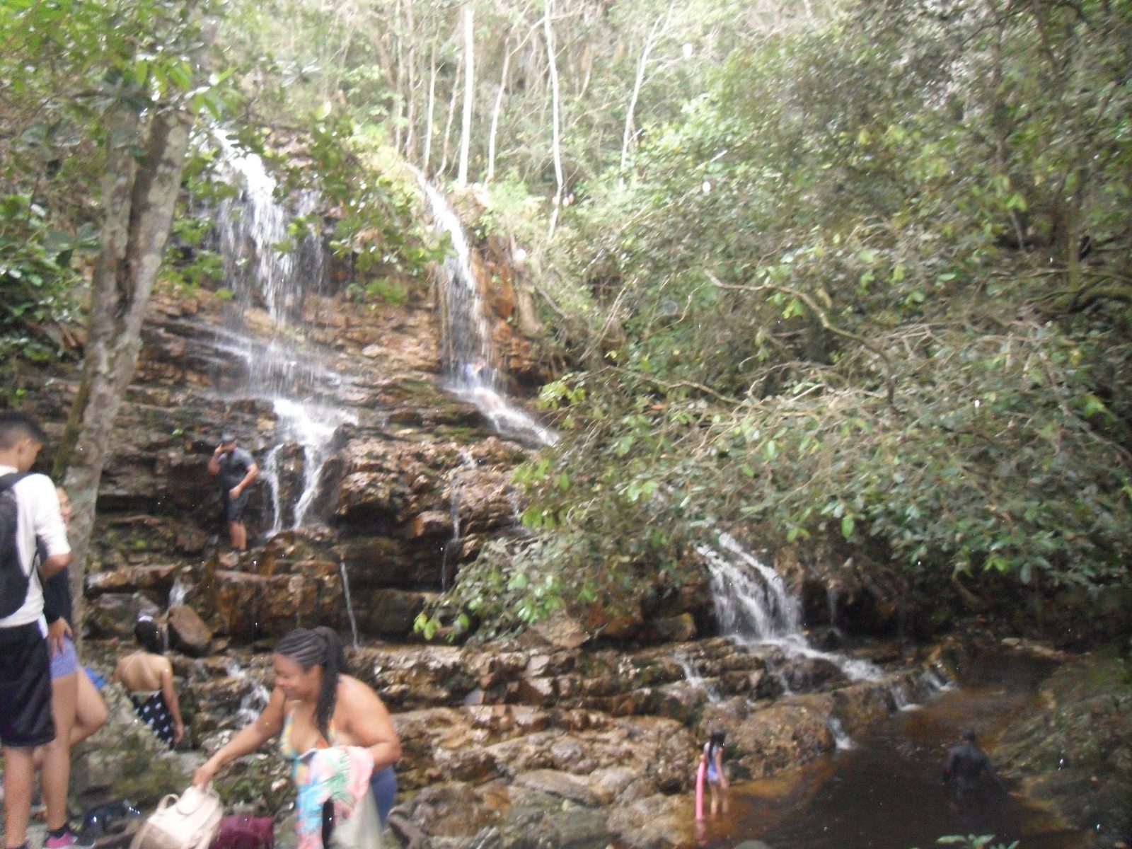 Cachoeira Véu de Noiva caindo entre as pedras na Serra de Itabaiana